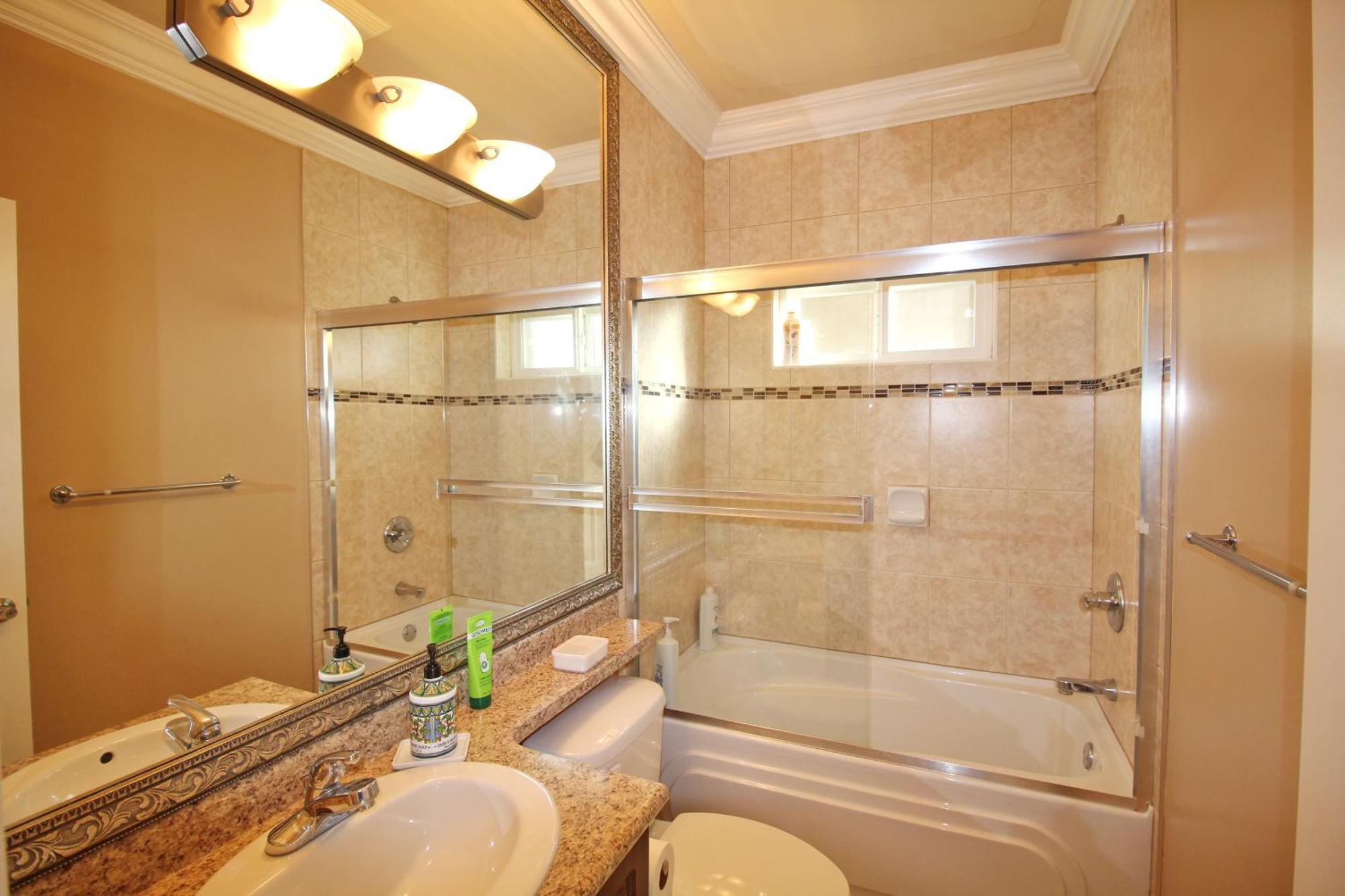 ריצ'מונד Close To Yvr King Sized Private Entrance Suite מראה חיצוני תמונה